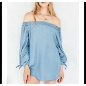 BDG Top Chambray Size M Off The Shoulder Long Sleeve Shirt Light Wash Vacation